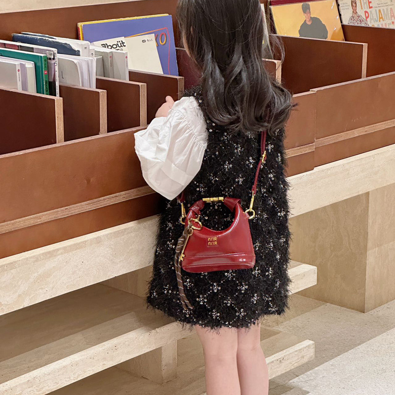 Bolso de hombro para niña coreana bolso de bebé con bloqueo de cuero de aceite de color sólido simple 2025 nuevo mini bolso para niños
