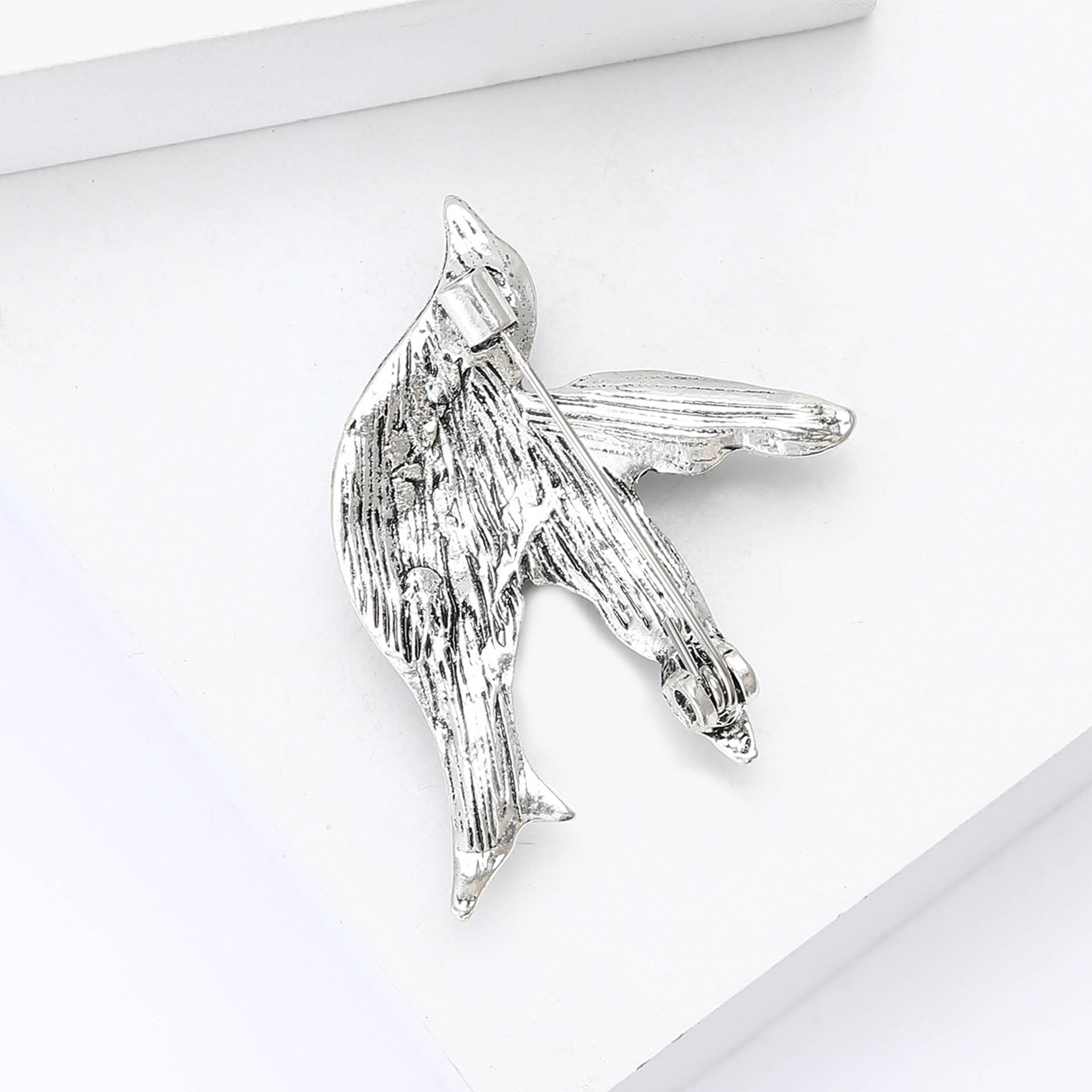 New Cartoon Alloy Enamel Peace Dove Brooch Exquisite Creative Men's and Women's Suit Cardigan Corsage Jewelry Pin