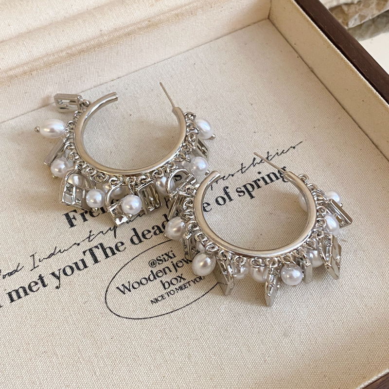 Aguja de plata Bolso en forma de C exagerado europeo y americano Pendientes de perlas Pendientes de moda retro Lujo ligero Pendientes de todo fósforo de alta gama Mujeres