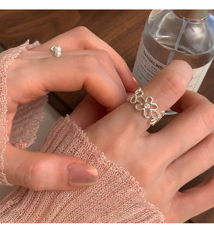 Minimalist Hollow Flower Ring For Women In Pure Silver Adjustable_voghion.com