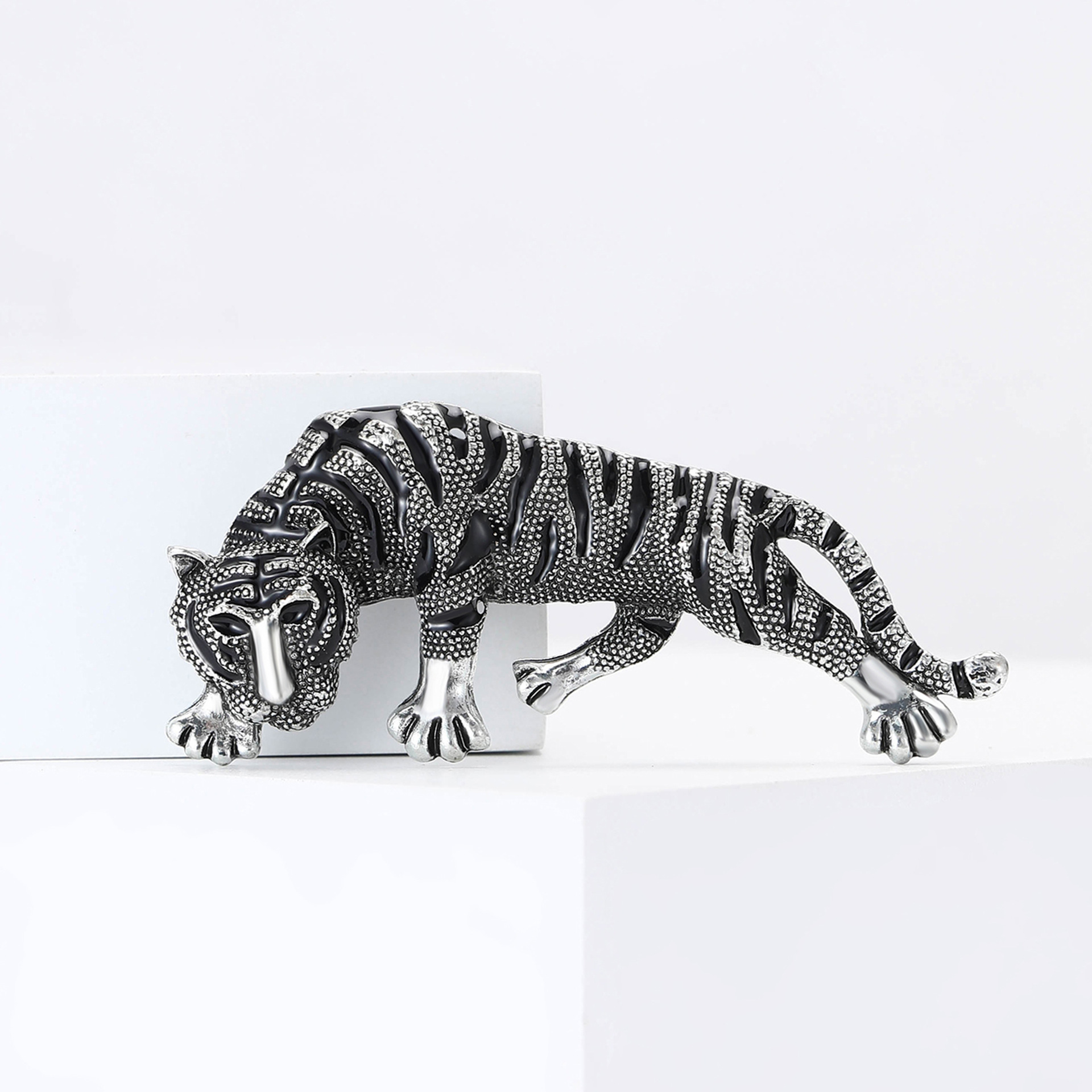 New Retro Aggressive Alloy Enamel Tiger Brooch Creative All-match Men's Suit Coat Corsage Jewelry Pin
