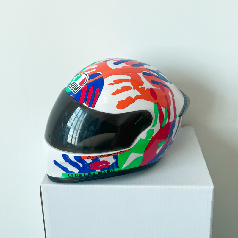 Motocicleta oso casco muñeca tensión oso gato afortunado motocicleta cola caja asiento trasero decoración modelo casco pequeño