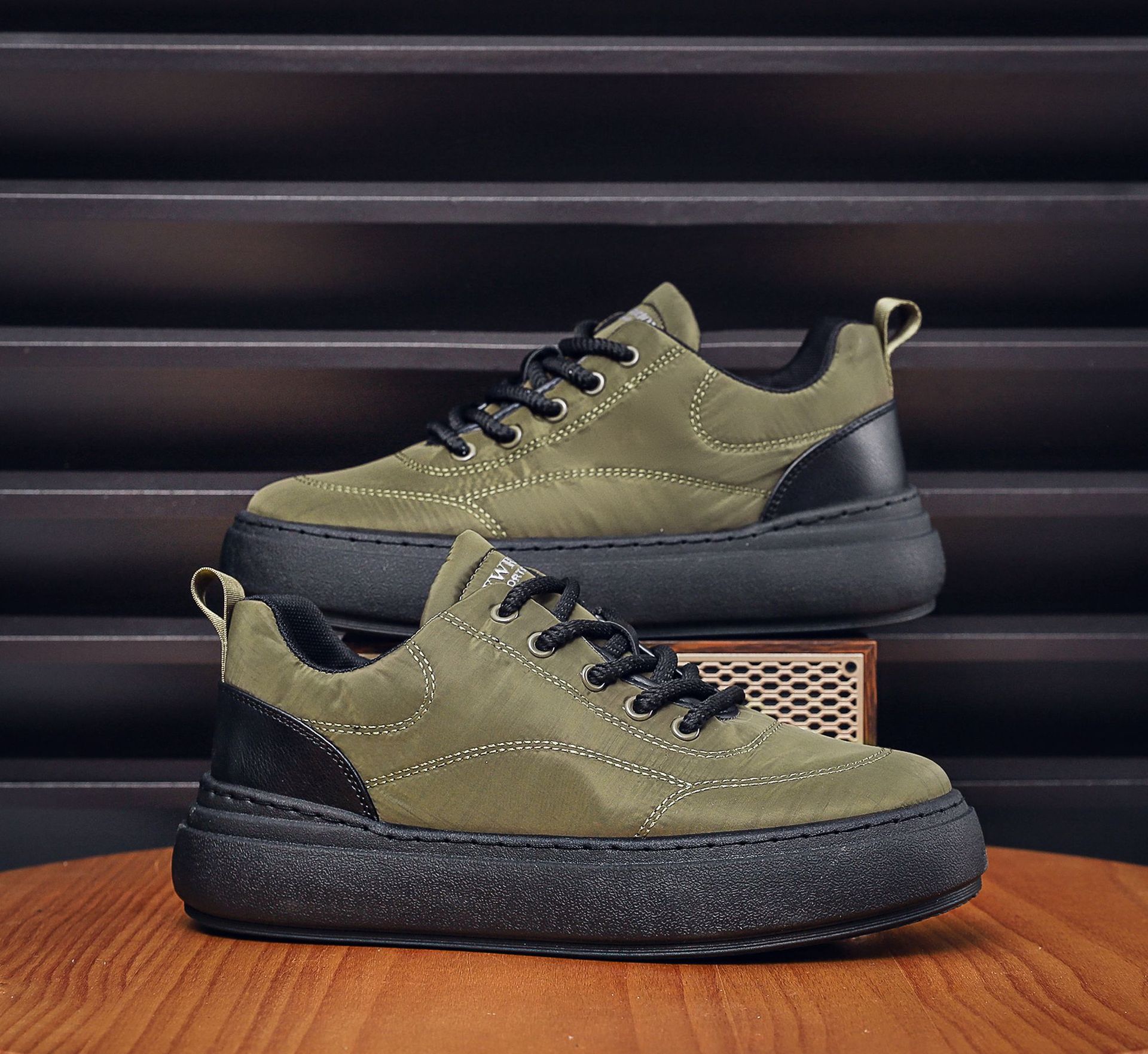 Otoño del este nueva luz de lujo de negocios de moda casual todo fósforo cómodo transpirable rebote suave inferior aumentó zapatilla de deporte al aire libre