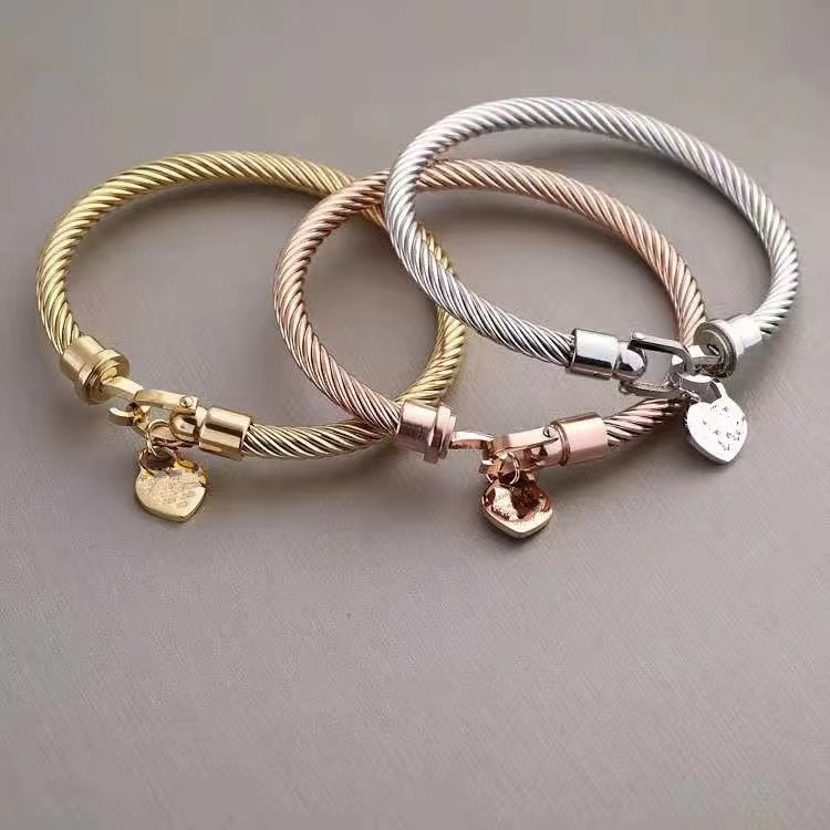 Low Price Factory Price Export Jewelry European and American New Style Engraved 18K Gold Titanium Steel Women's Peach Heart t Bracelet Low Price Factory Price Export Jewelry European and American New Style Engraved 18K Gold Titanium Steel Women's Peach Heart t Bracelet