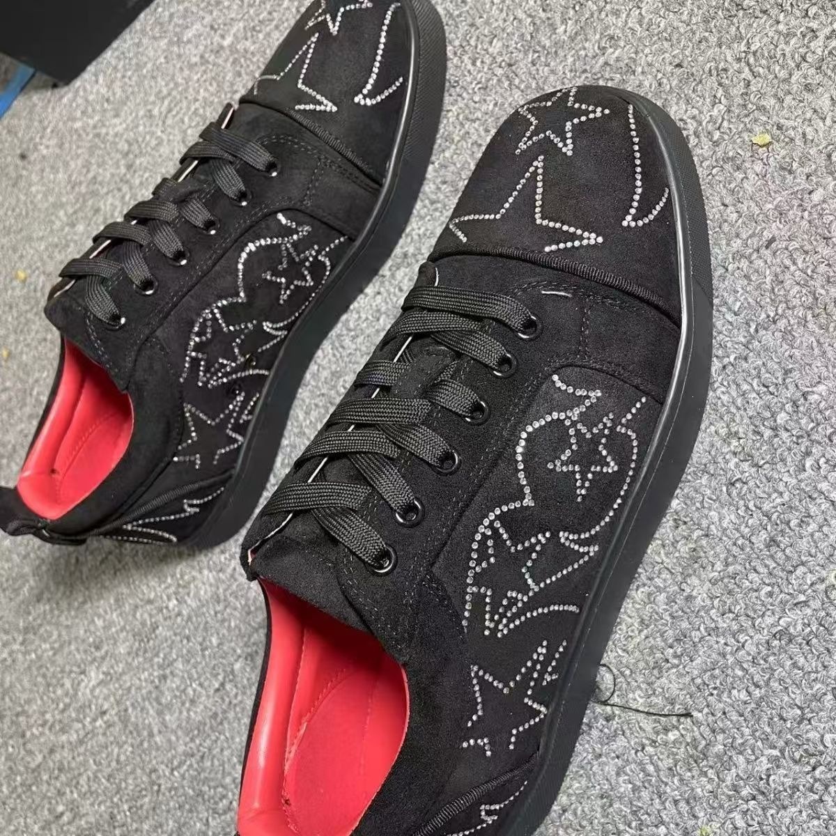 Zapatillas Casuales para Hombre, Negras de Cuero con Suela Roja y Bordado | Resistentes al Desgaste