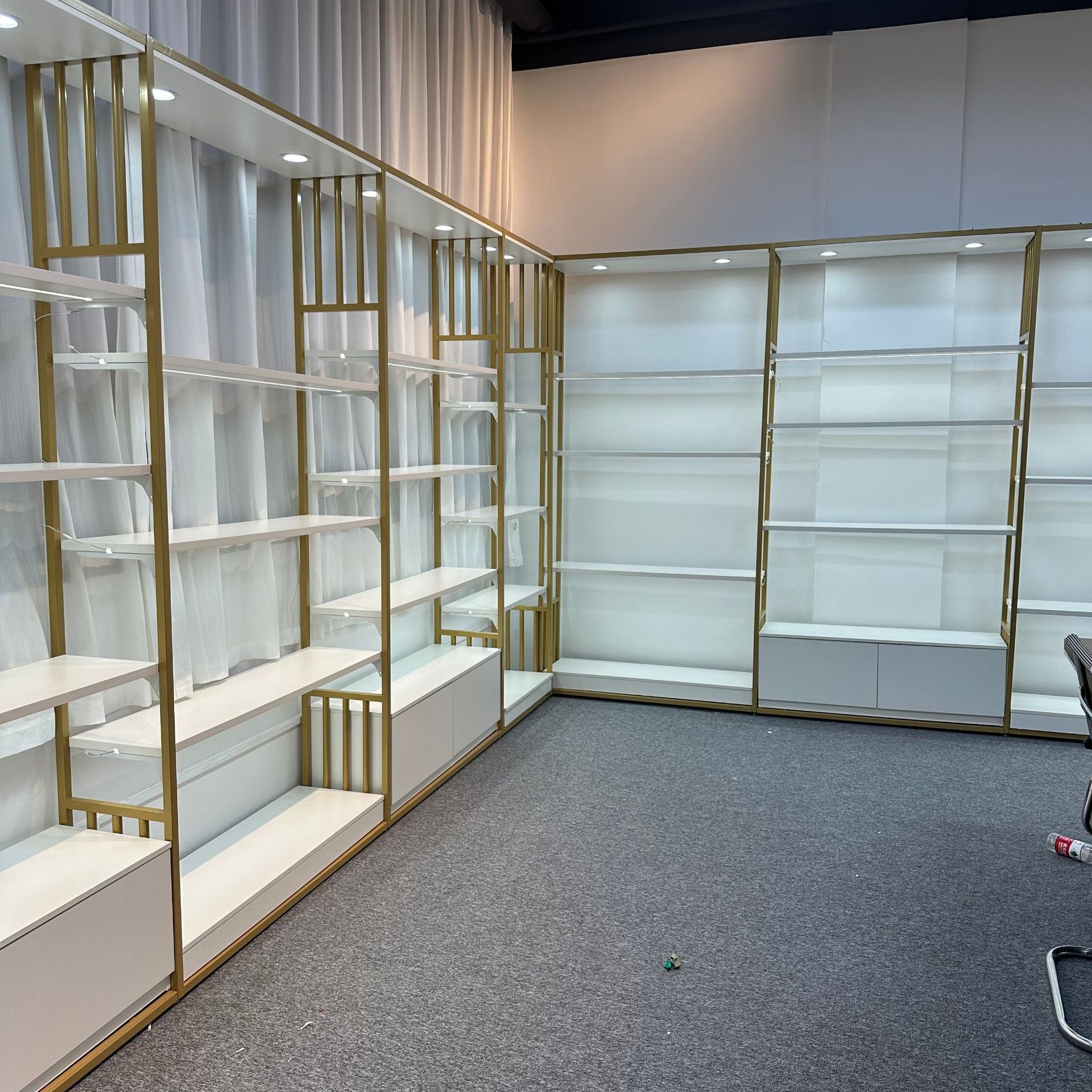 Estructura transfronteriza de acero y madera, bolsos, zapaterías, supermercados, muestras de una y dos caras, tiendas de conveniencia, salas de exhibición de juguetes, estantes personalizados