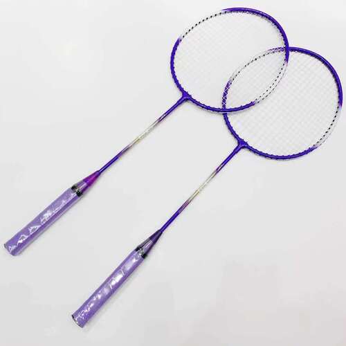A large quantity of basic badminton rackets with carrying cases for amateur and beginner training, support drop shipping, and can be matched.