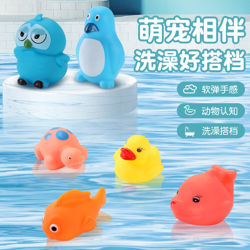 ホウロウのつまみのかわいい動物のアヒルの子供は風呂に入って水遊びをします。|undefined