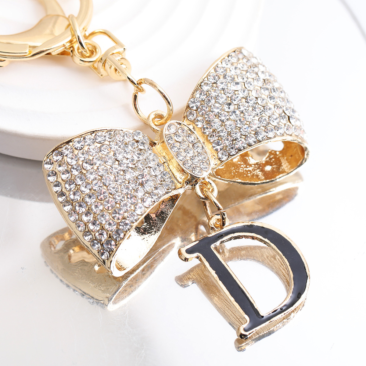 Lyxig vintage d-bokstav nyckelring med diamantrosett_voghion.com