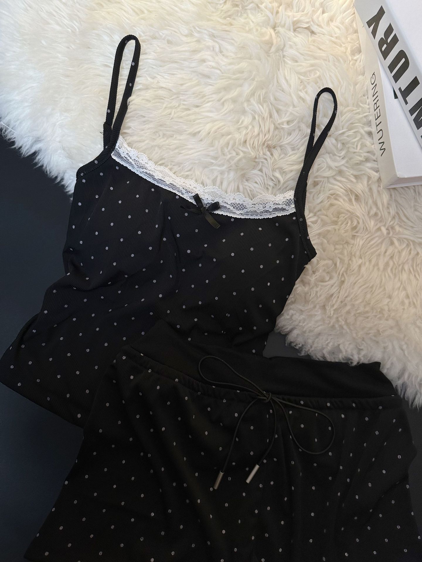 한국 여자 폴카 도트 블랙