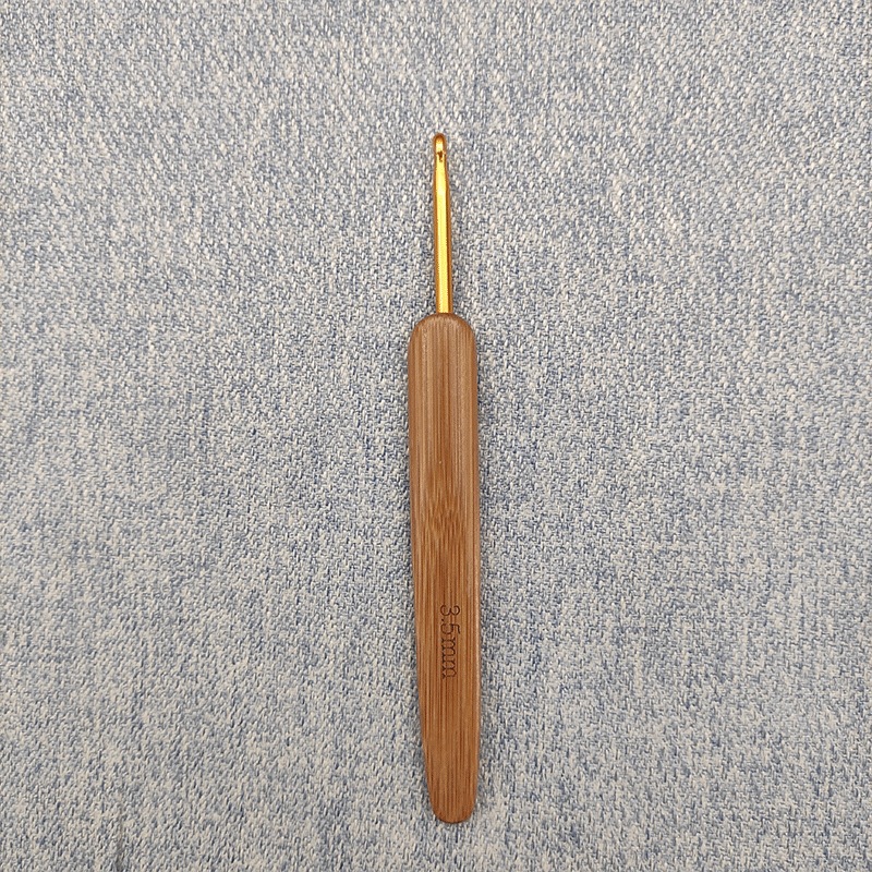 Cabeza dorada de ganchillo con mango de bambú profundo 3.5