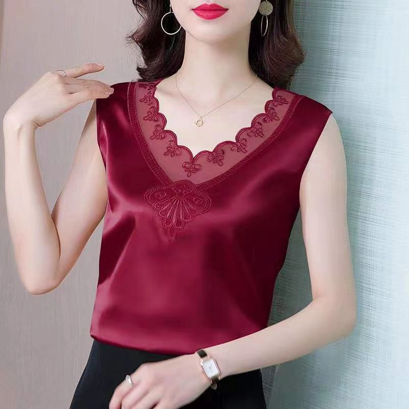 New Style Plus-Size Women's Camisole for Spring and Summer, Sleeveless Lace V-Neck Top, Trendy Outerwear New Style Plus-Size Women's Camisole for Spring and Summer, Sleeveless Lace V-Neck Top, Trendy Outerwear