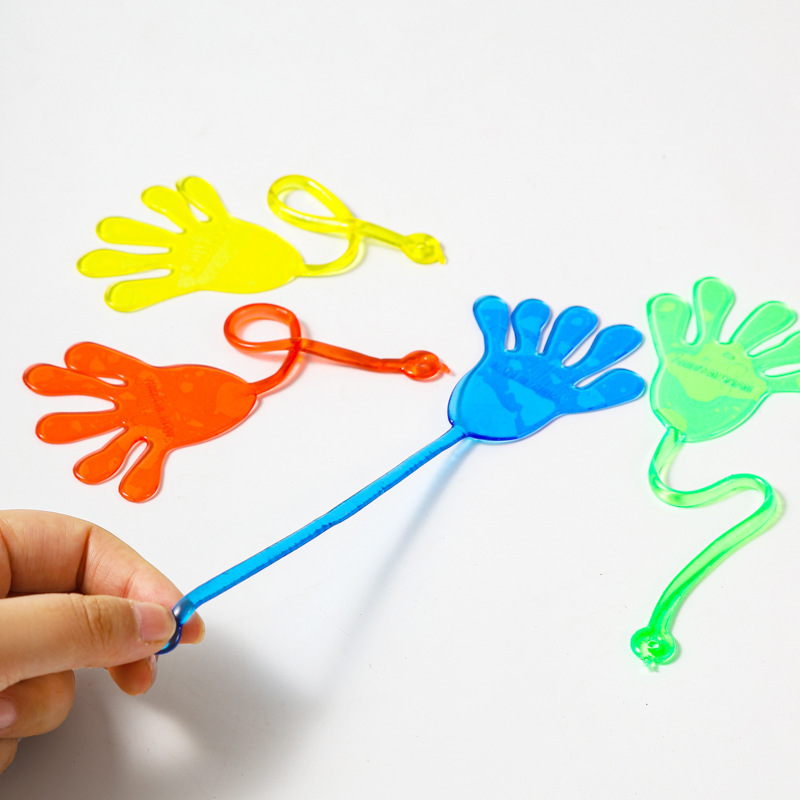 Los puestos del mercado nocturno de Yiwu empujan pequeños productos básicos, los puestos circulares, los regalos para niños de celebridades de Internet, los juguetes luminosos