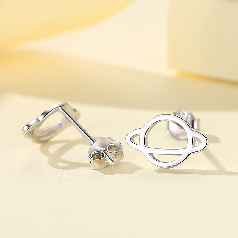 Plata esterlina s925 pequeño planeta simple temperamento pequeño oído espárragos estudiantes todo partido sueño sin recoger pendientes al por mayor