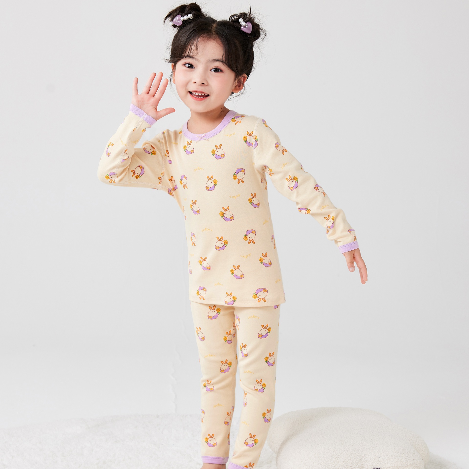 연한 노란색의 귀여운 보라색 토끼