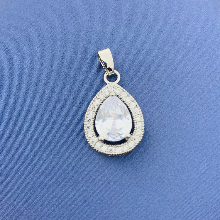 百種類のペンダントは心のままにファッションの経典を配合します。カップルの美しいペンダントは親友のアクセサリーを送ります。