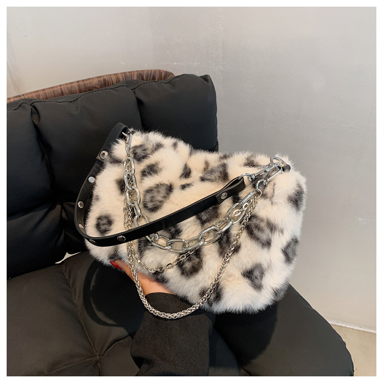 Autumn and Winter High Quality Small Bag Female Ins Niche 2021 New Trendy Plush Messenger Bag Furry Chain Underarm Bagpicture4