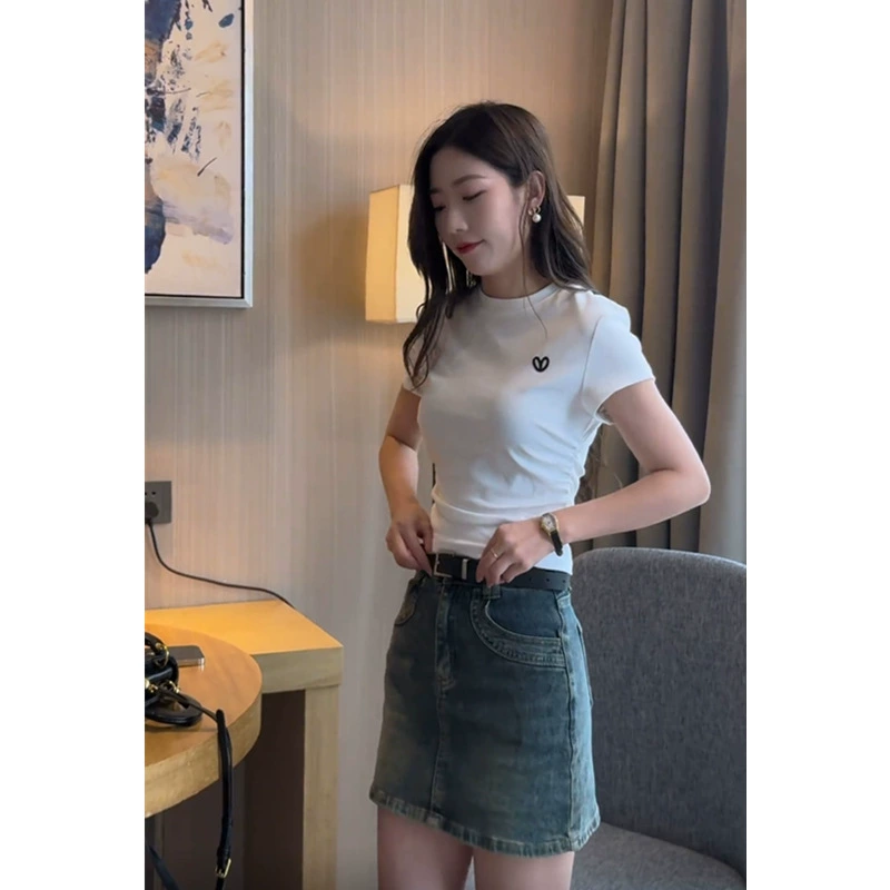 Универсальная короткая футболка с вышивкой Love для женщин, лето 2025, новый модный топ на правое плечо + джинсовая юбка с высокой талией