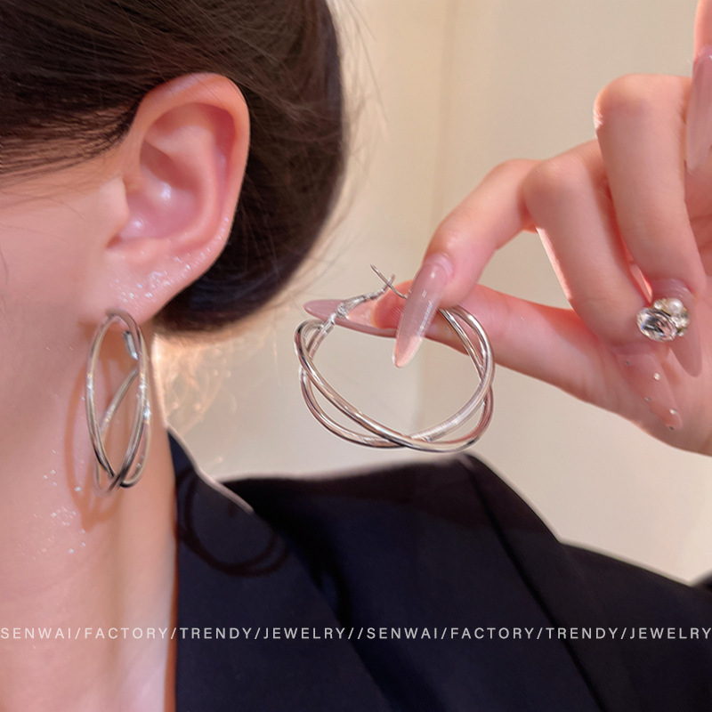 女性用シルバークロスサークルイヤリング、コールドスタイル、多用途、誇張された個性イヤリング、2025年の新しいハイエンドイヤリング|undefined