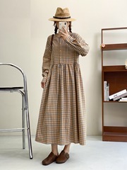 日系文艺范格子长袖连衣裙女  2025年秋季新款宽松显瘦中长A字裙