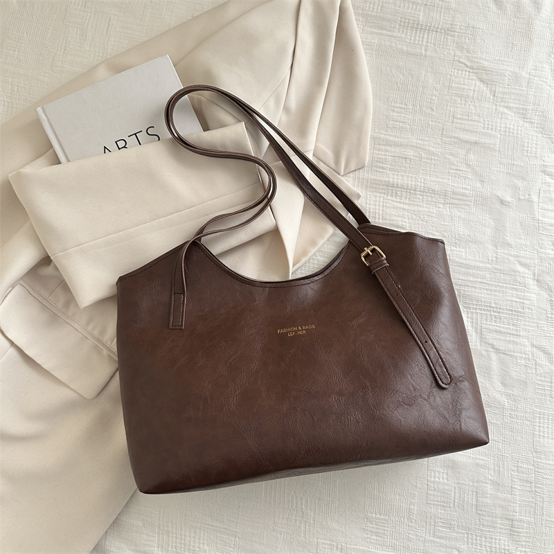 Retro 2024 invierno de mujeres nuevas bolsas de viaje de moda bolsas de hombro portátiles de moda simple bolsas de gran capacidad para mujeres