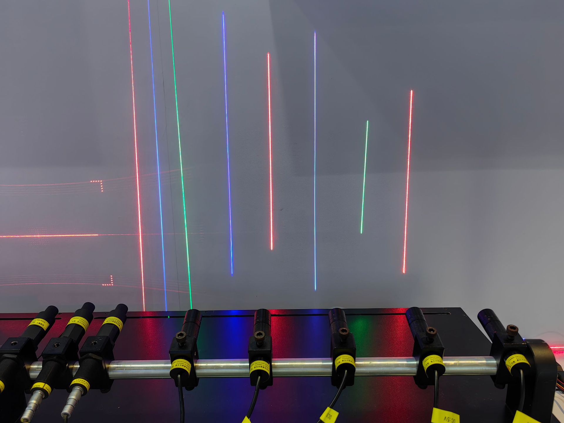 鲍威尔一字线激光器