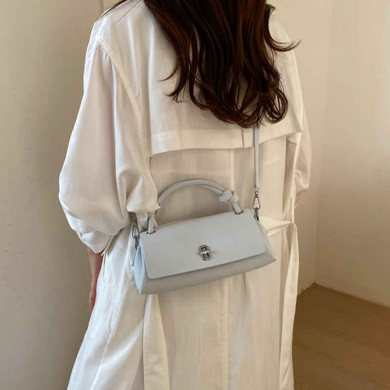 Bolso de mano simple de alto valor para mujeres verano 2026 nueva moda ocio atmósfera de viaje mochila de hombro