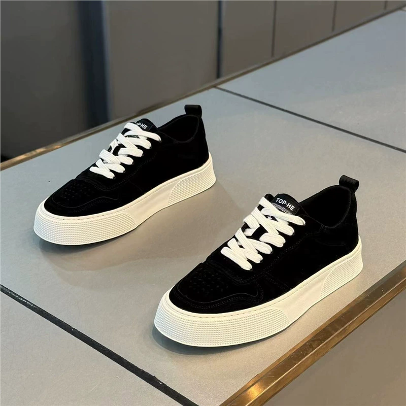 2024 весенне-осенние новые модные брендовые замшевые скейт-кроссовки на шнуровке для мужчин, модная универсальная дышащая повседневная обувь в корейском стиле.