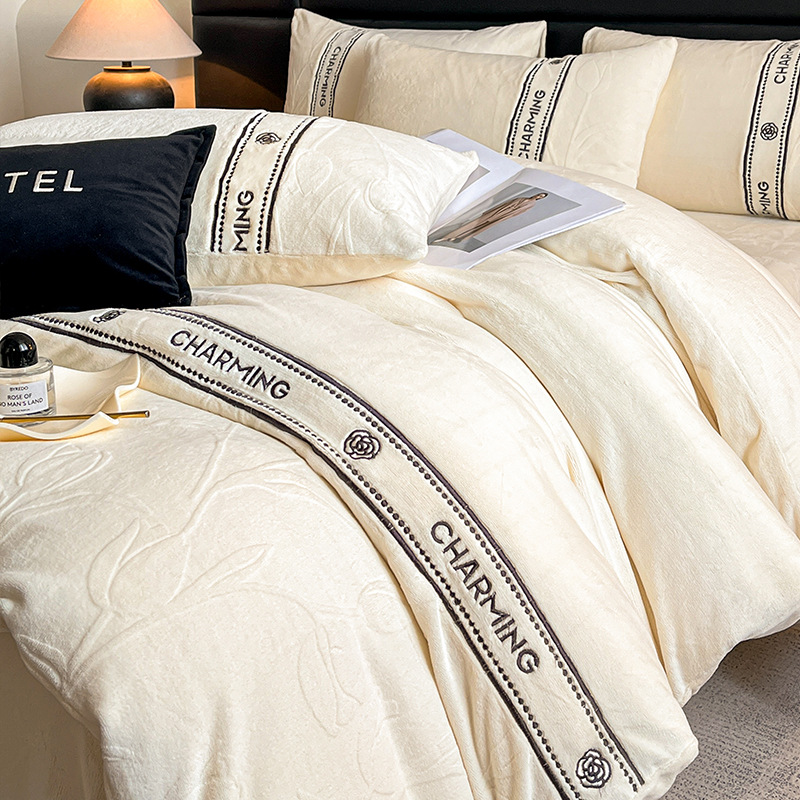 Otoño y invierno leche cama de terciopelo conjunto de cuatro piezas 2025 nuevo invierno sábanas engrosadas cubierta de cama de terciopelo de coral tallado