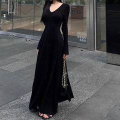気質vネック長袖ニットワンピース女性秋のインナースカートの黒い腰を収めて股を覆って痩せて見えるa字ロングスカート