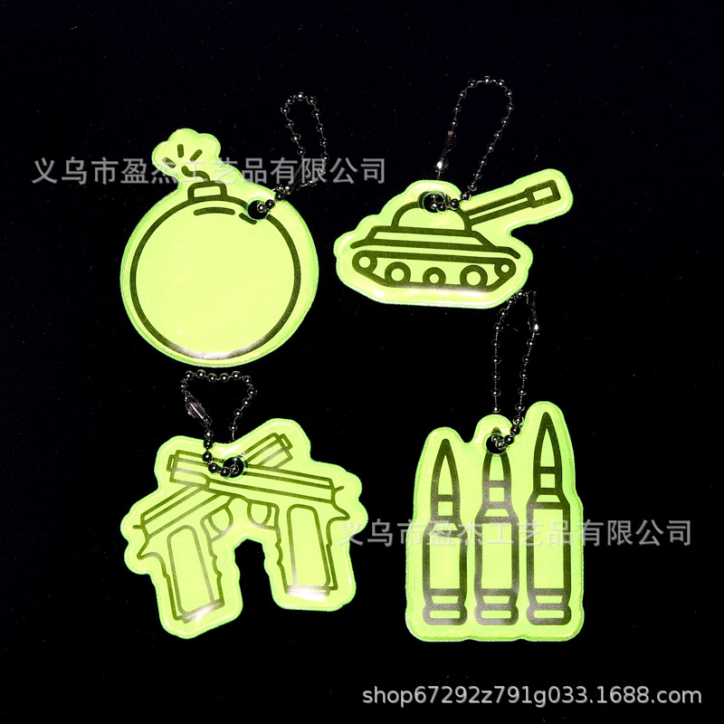 Factoria directa de llaveros reflectantes armas colgantes tanque bala modelado llaveros de PVC reflectantes advertencia de noche