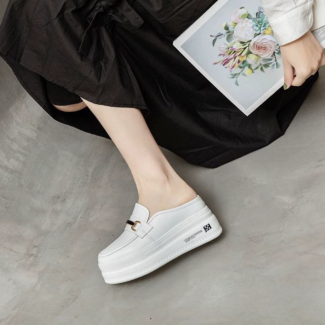 Женские лоферы, белые туфли, увеличивающие рост, туфли-слипоны, новые маленькие кожаные туфли 2025 года, летние тапочки на толстой подошве.