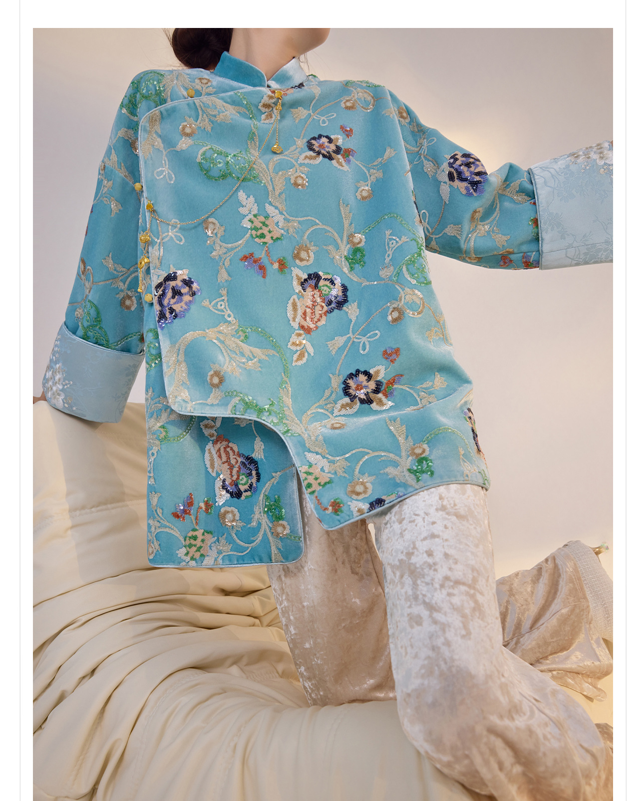 Áo sơ mi satin thêu hoa phong cách Trung Hoa cổ tiền M3003 — Màu xanh nước hồ chi tiết 3