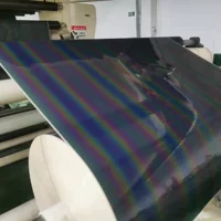 Красочная светоотражающая гравированная пленка PU Многоцветная сегментная светоотражающая пленка для горячего тиснения возвращает липкую htv черную красочную пленку для теплопередачи