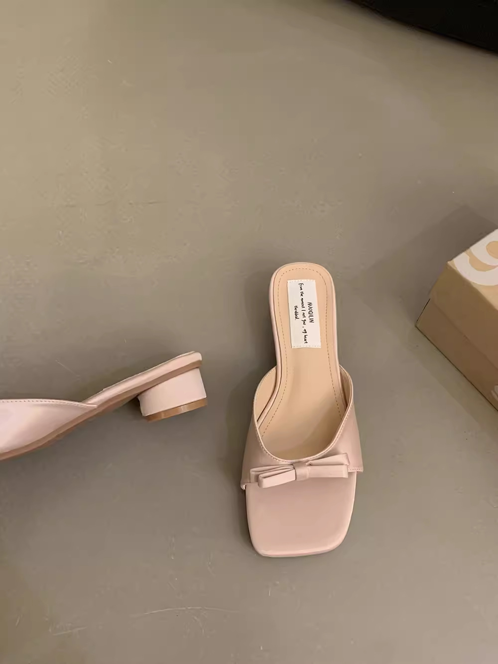 Zapatos de tacón alto con lazo de viento de noche francés, sandalias plateadas, sandalias y pantuflas de tacón grueso de verano con falda, zapatos de hadas