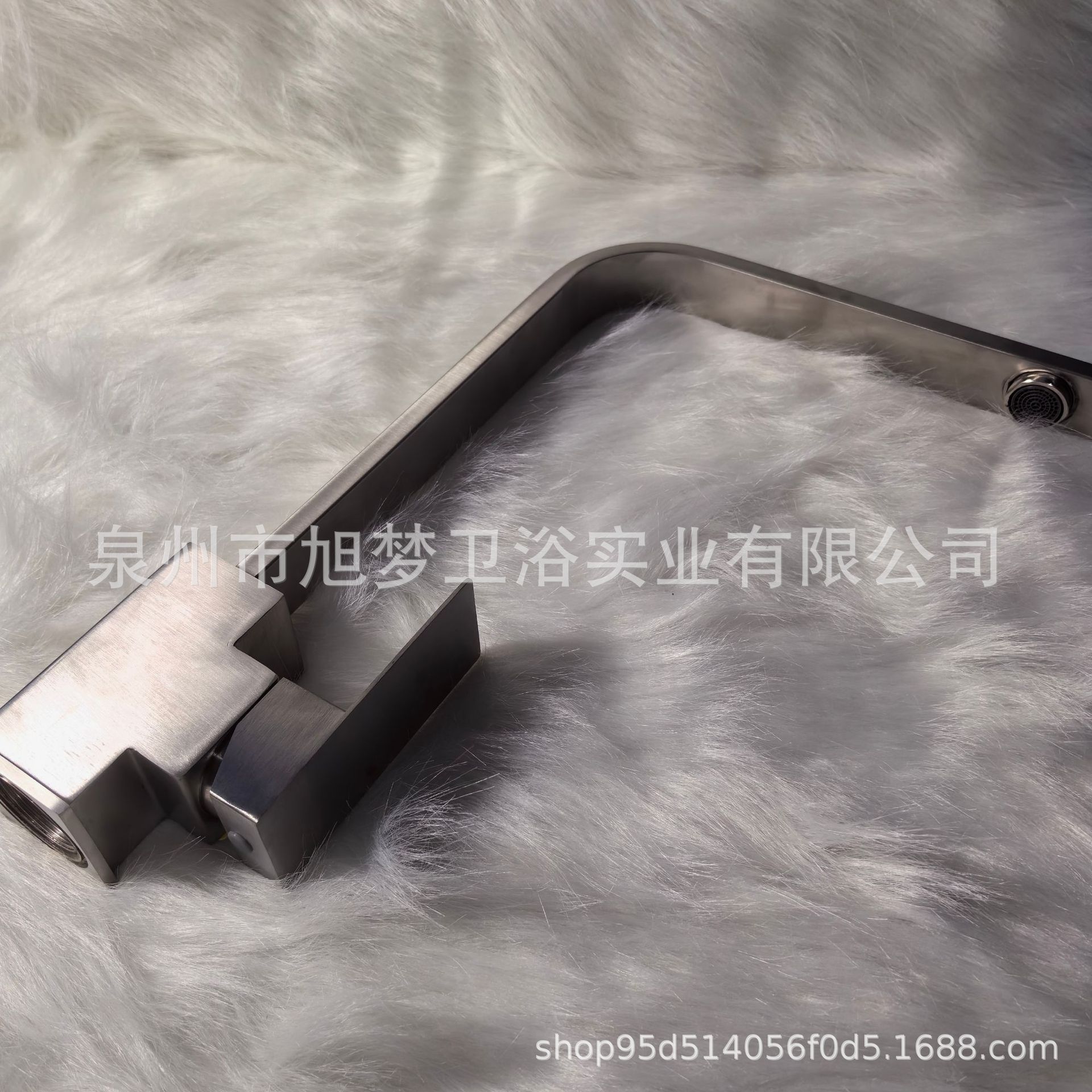 Grifos de cocina de acero inoxidable cuadrangular siete tubos planos grifos de agua caliente y fría a prueba de salpicaduras grifos de fregadero mayoristas