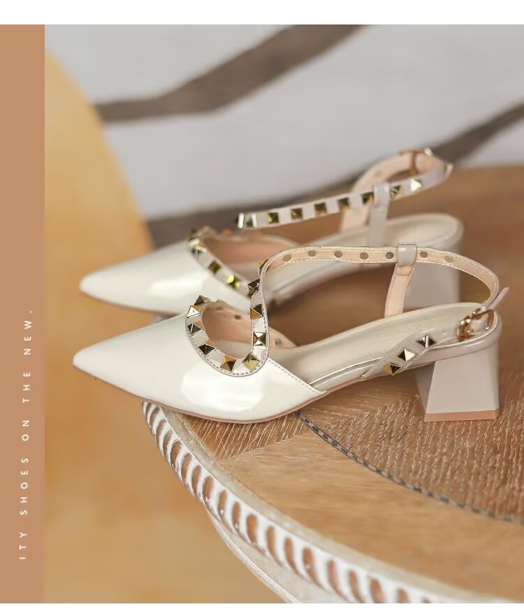 2026 verano nuevo tacones medios desnudos zapatos de tacón alto nicho francés tacones gruesos punta remaches envueltas sandalias vacías traseras mujeres