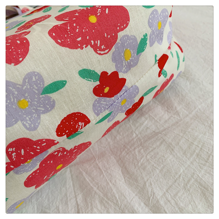 The large-capacity single-shoulder bag for student commuting is a bestseller in early spring. The Korean-style fresh and simple floral fabric bag is a versatile tote bag undefined