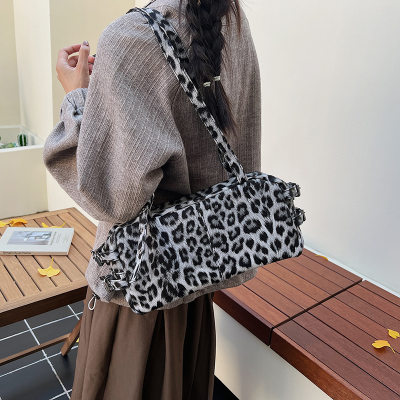 Leopardo transfronterizo tendencia brazo bolsas de almohada de textura casual para mujeres 2025, otoño y invierno nuevo bolso de hombro de aire extranjero