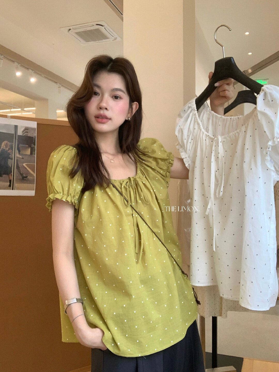 Áo sơ mi nữ tay bồng chấm bi phong cách Nhật, cổ dây rút, dáng suông trẻ trung — màu đen, màu trắng, xanh lá cây chi tiết 6