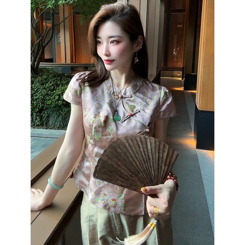 New Chinese-style stand-up collar, fitted waist, short-sleeved shirt, 2026 summer new collection, women's printed top with decorative buttons and a slit design, embodying a traditional Chinese aesthetic