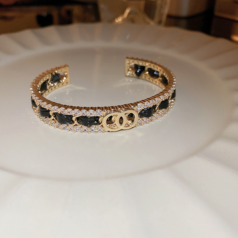 Pulsera abierta con letras de circonio galvanizado en oro Real, pulsera francesa de lujo accessible de alta gama, joyería versátil de moda elegante para mujer