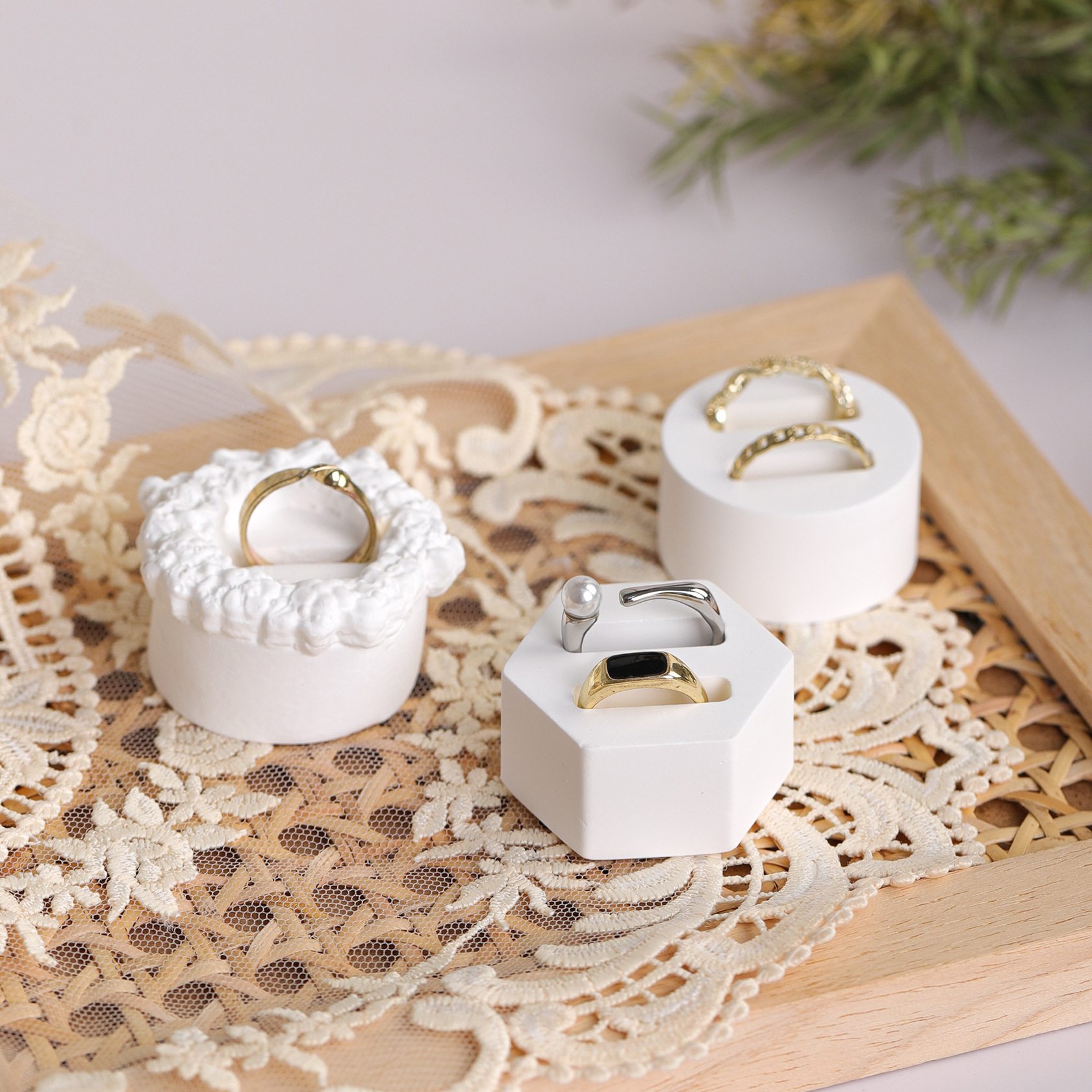 Soporte de anillos blanco de yeso para joyería y fotografía image 6