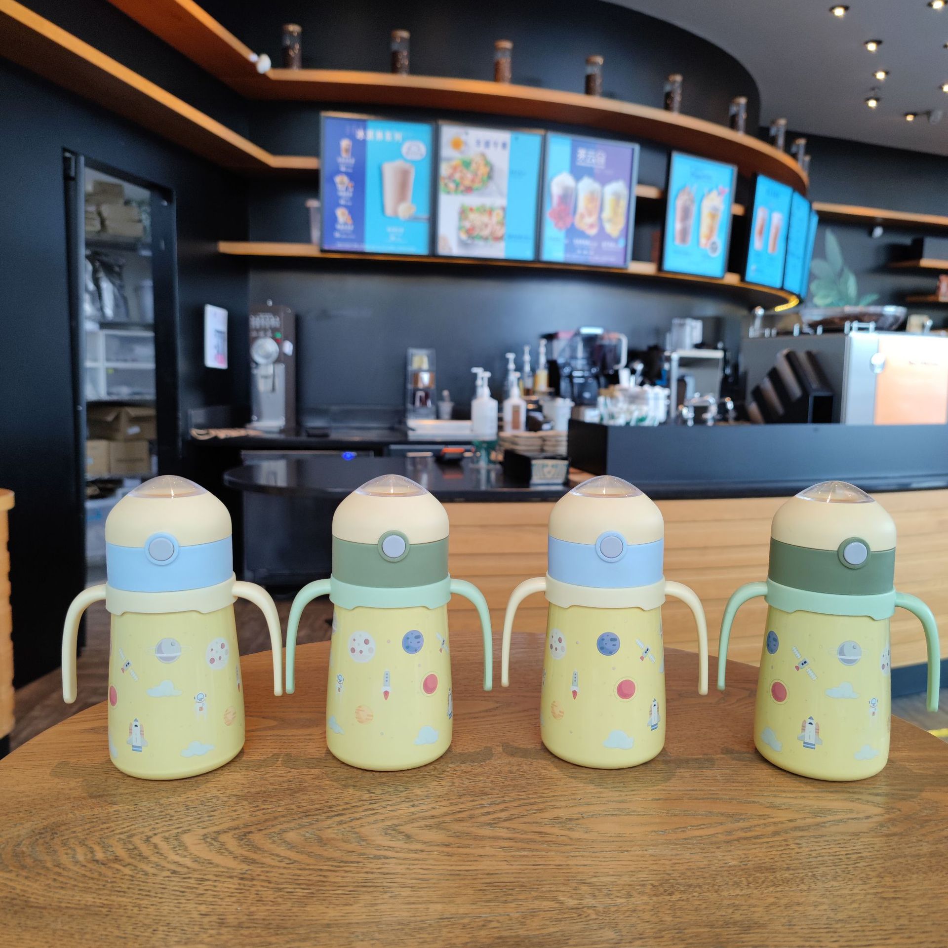 Nuevos niños de acero inoxidable aislado taza fría mango taza de agua de paja con bola de gravedad de dibujos animados lindo cohete taza