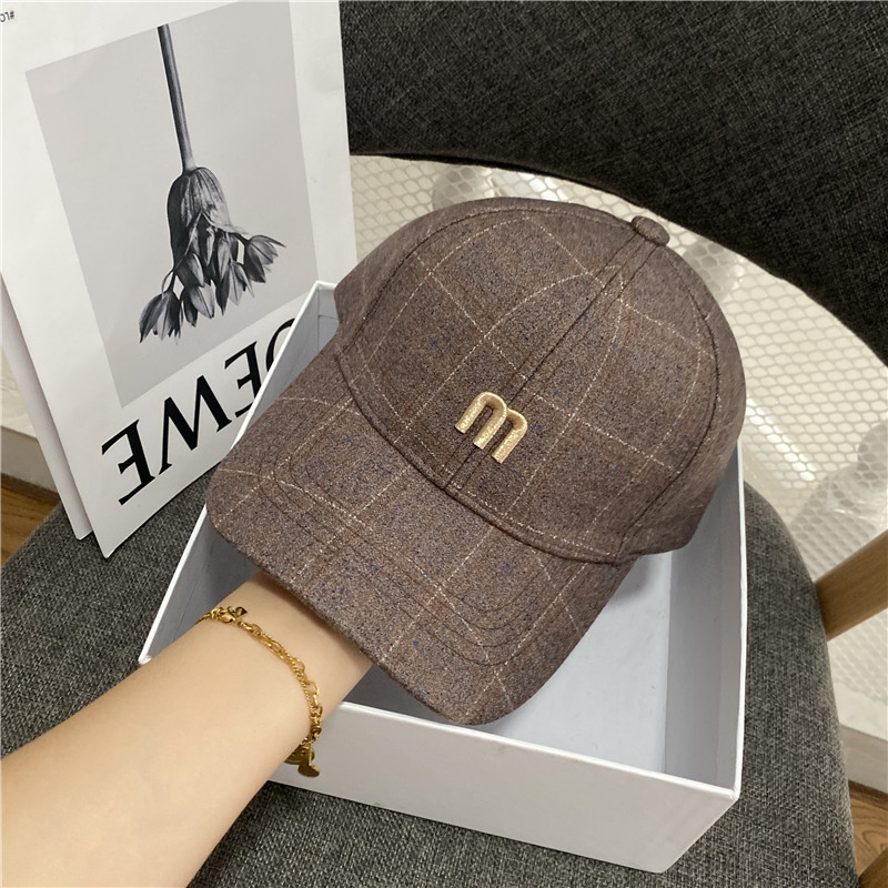 Enkelradigt rutmönster med M-bokstav broderad för höst- och vinterpar med kvinnligt utseende, koreansk hatt med broderi av guldtråd_voghion.com