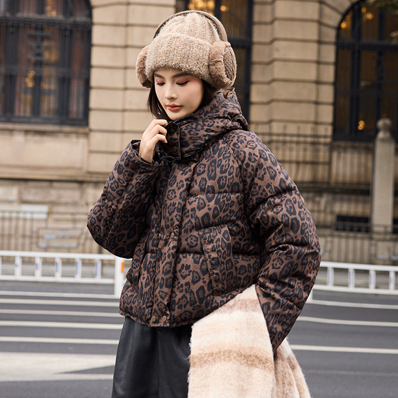 Transfronterizo 2025 otoño y invierno nuevo modelo europeo y americano leopardo abrigo de algodón mujer gruesa chaqueta corta con capuz abrigo de plumón