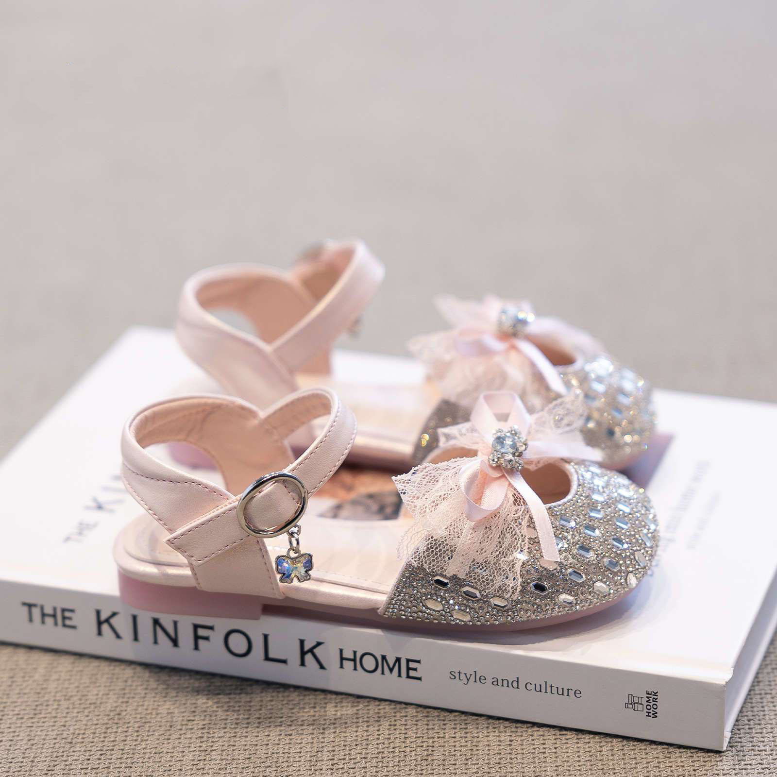 Zapatos casuales de moda para niñas versátiles verano 2026 nuevos zapatos de cristal de diamante de arco para niños zapatos de princesa huecos image 3