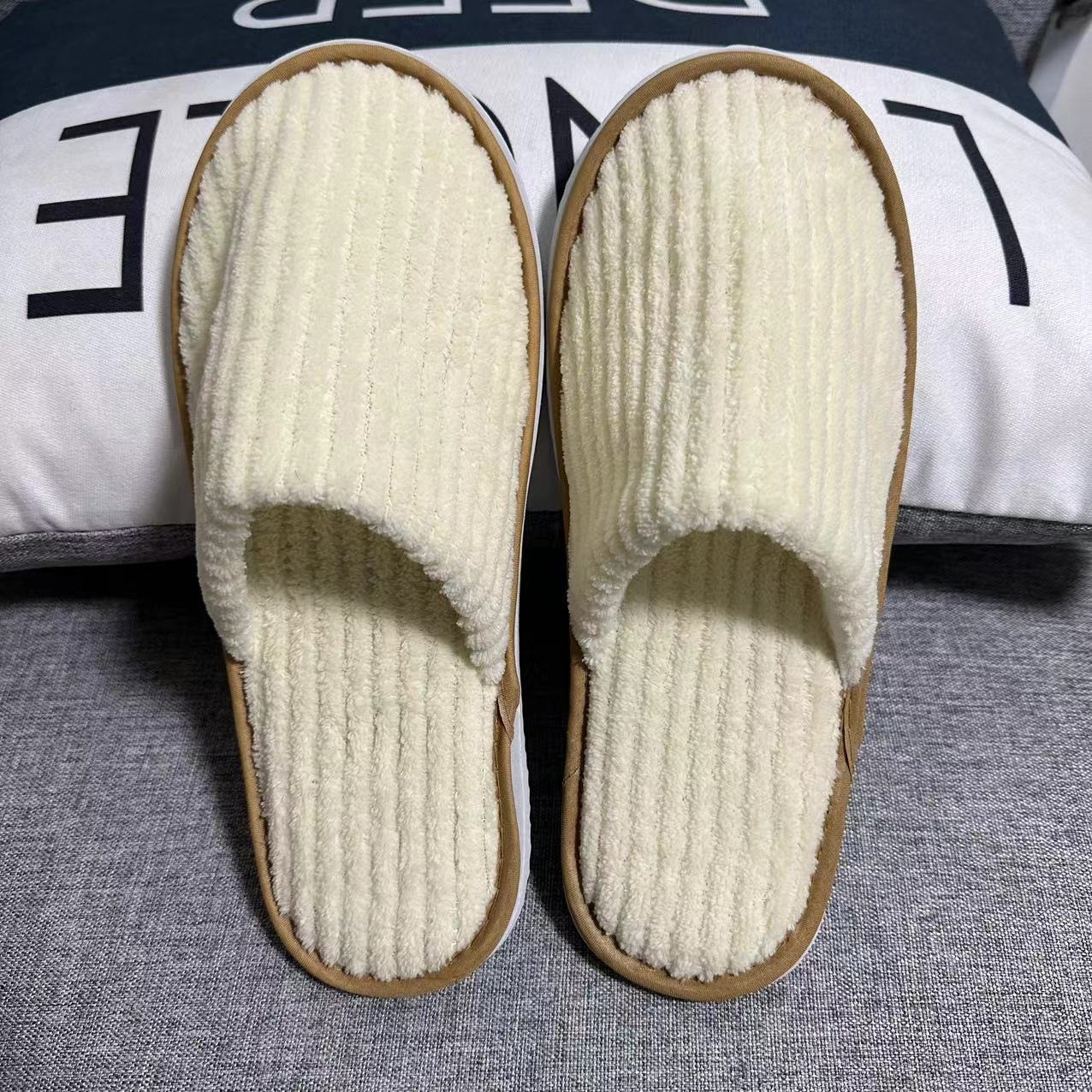 밝은 노란색 줄무늬, 흙빛 노란색 테두리 및 베이스