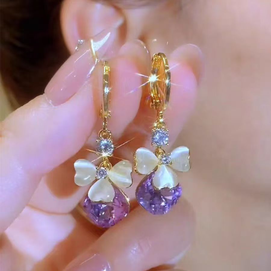 Pendientes de gota de agua morada de pétalo de ópalo de temperamento de lujo ligero, diseño de nicho femenino, moda y todo fósforo