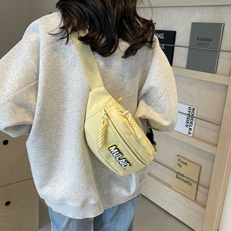 Bolso de verano para mujeres 2024 nueva moda versátil bolso de pecho casual nicho deportivo fresco bolso de hombro único